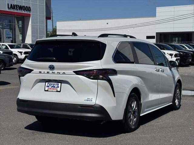 2024 Toyota Sienna XLE FWD 8-Passenger (Natl)
